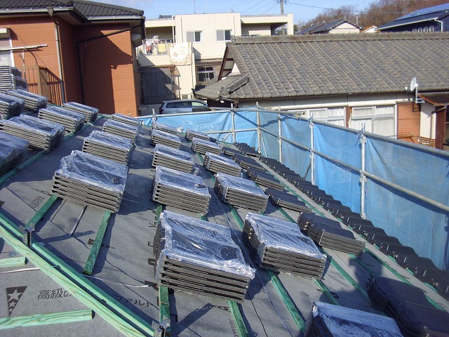 緑区で新規屋根材のルーガを設置し葺き替え工事を完了していく様子、耐震工事にもおすすめの屋根材です